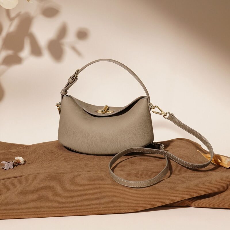 Minimalistische Damen Vollnarbenleder Pillow-Shaped Crossbody Strap Umhängetasche In Gold Hardware