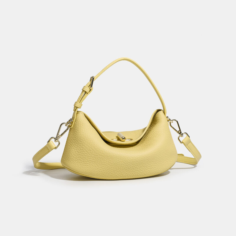 Sac à bandoulière en cuir pleine fleur minimaliste pour femmes avec bandoulière en forme d'oreiller et quincaillerie dorée
