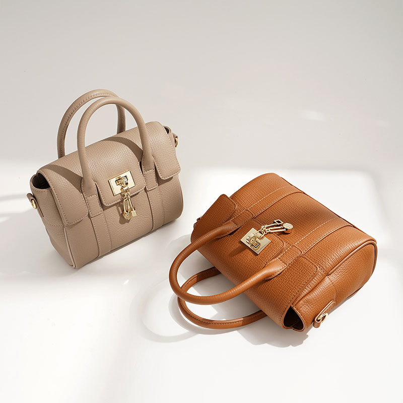 Women's Minimalist Leather Messenger Handbag In Gold Hardware