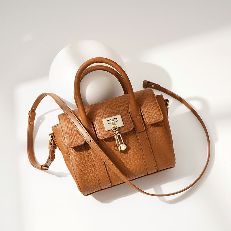 Women's Minimalist Leather Messenger Handbag In Gold Hardware