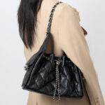 Gesteppte Damen Kaviar Korn Split Leder Drawstring Kette Bucket Bag In Silber Hardware