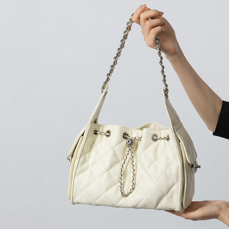 Gesteppte Damen Kaviar Korn Split Leder Drawstring Kette Bucket Bag In Silber Hardware