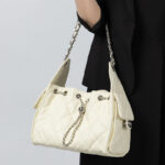 Gesteppte Damen Kaviar Korn Split Leder Drawstring Kette Bucket Bag In Silber Hardware