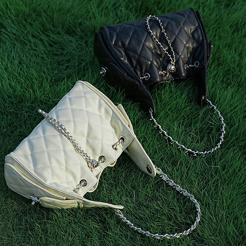Gesteppte Damen Kaviar Korn Split Leder Drawstring Kette Bucket Bag In Silber Hardware