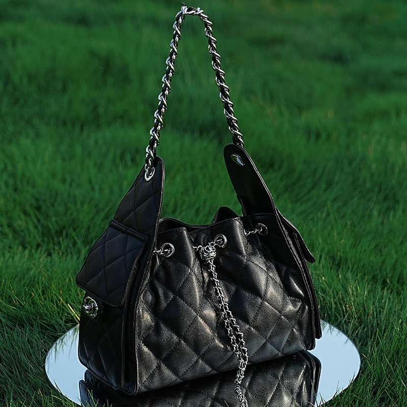 Gesteppte Damen Kaviar Korn Split Leder Drawstring Kette Bucket Bag In Silber Hardware