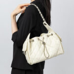 Gesteppte Damen Kaviar Korn Split Leder Drawstring Kette Bucket Bag In Silber Hardware
