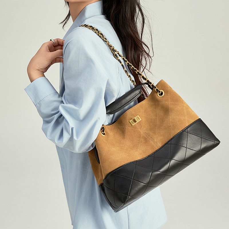 Sac à main en daim matelassé avec chaîne à l'épaule Sac à main en métal doré