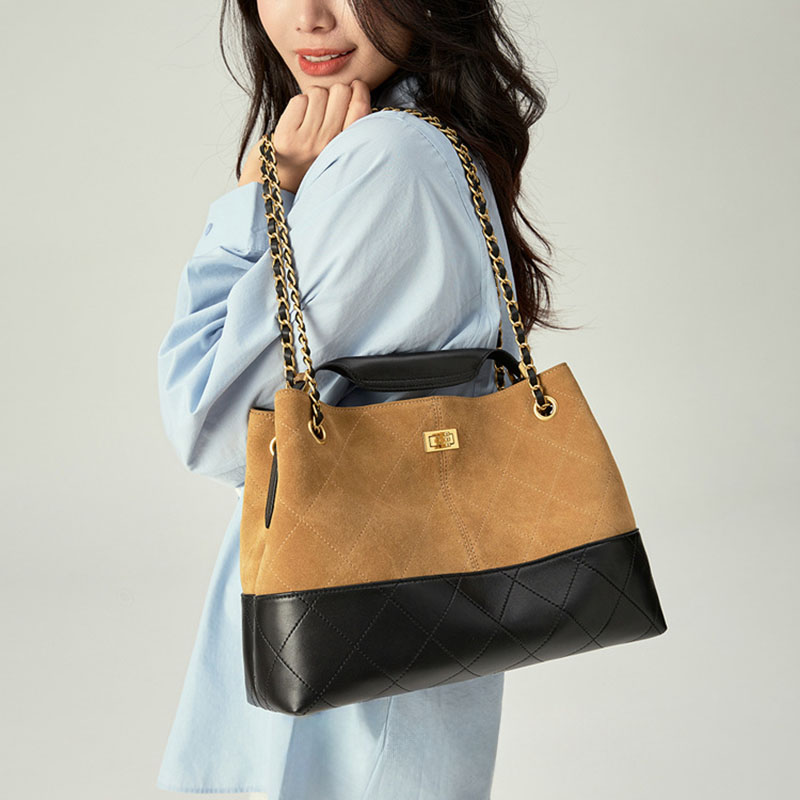 Sac à main en daim matelassé avec chaîne à l'épaule Sac à main en métal doré