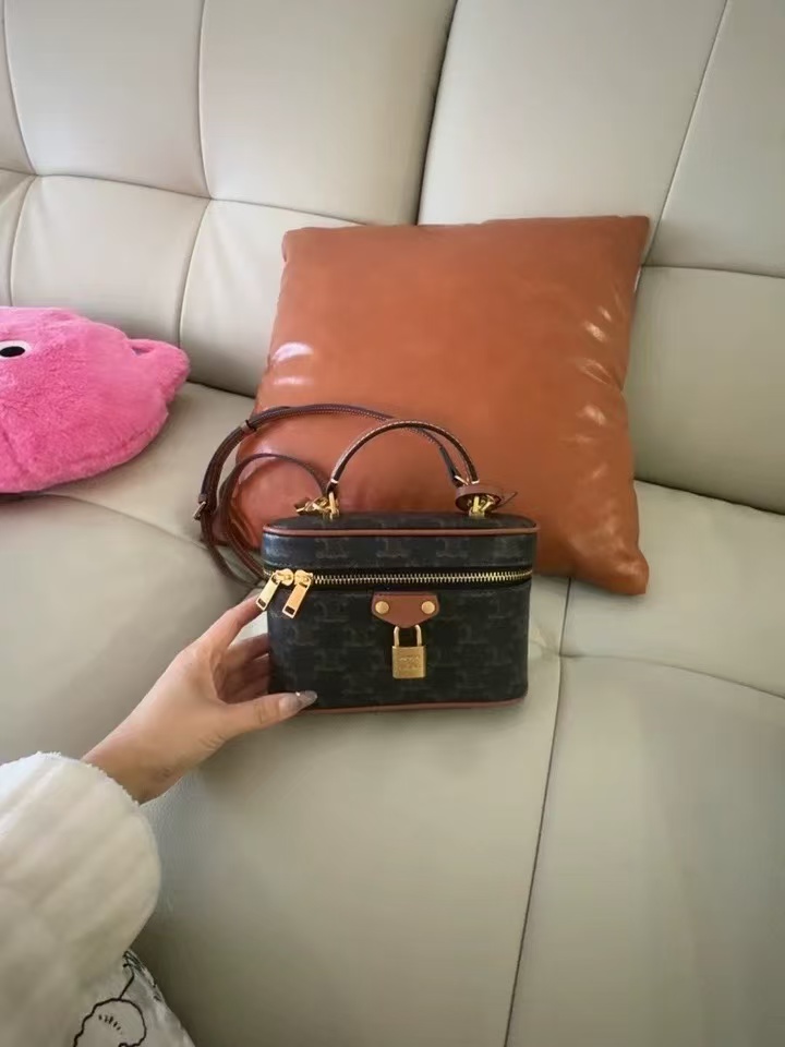 Damen Vintage Print Leder Box Top Handle Tasche in Gold Hardware photo review