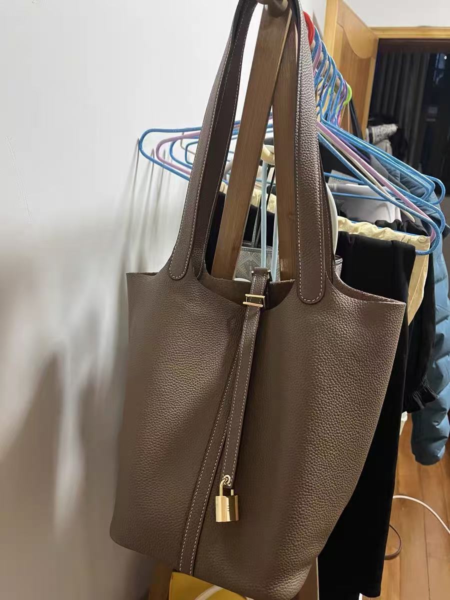 Women's Large Minimalist Full-Grain Leather Bucket Bag In Gold Hardware photo review
