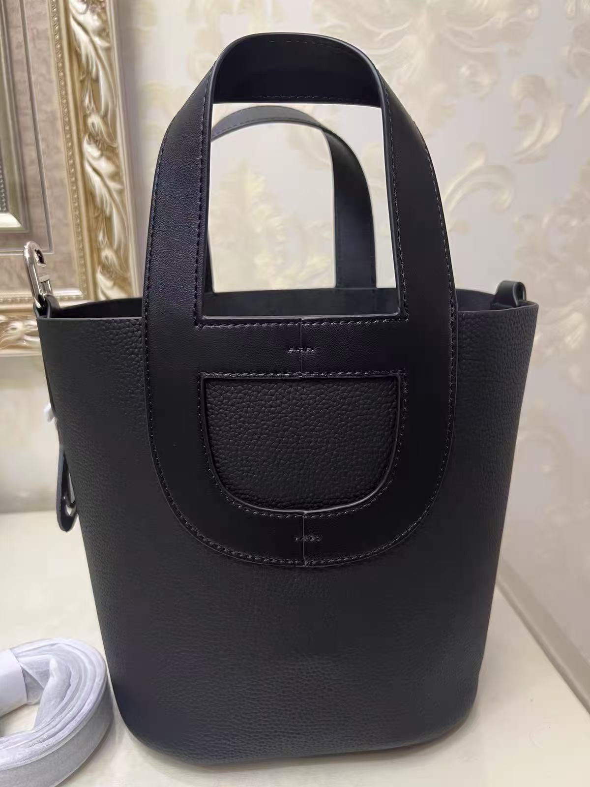 Women's Minimalist Full-Grain Leather Shoulder Strap Bucket Handbag photo review