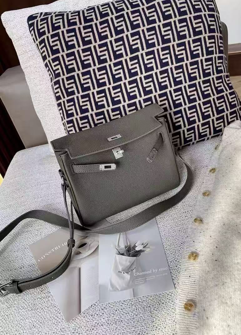Women's Minimalist Full-Grain Leather Lock Close Crossbody Bag In Silver Hardware photo review