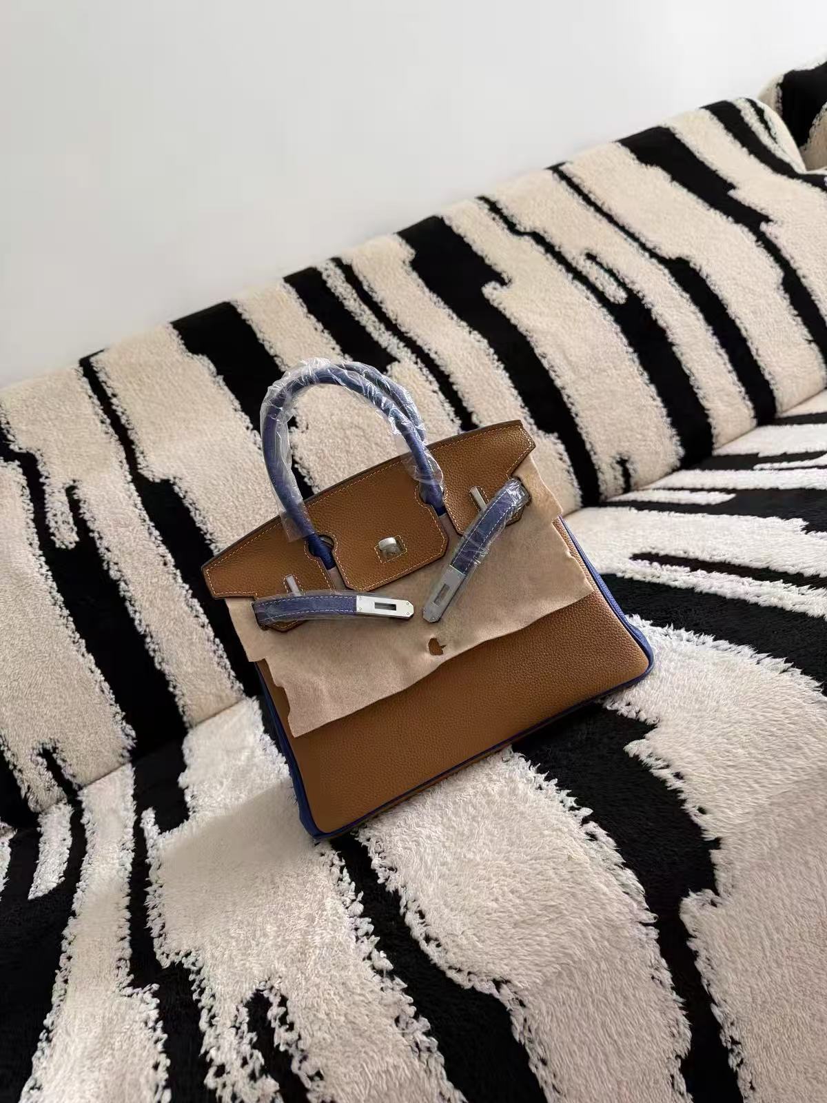 Sac à main en cuir pleine fleur de couleur marron, avec accessoires argentés, pour femmes photo review