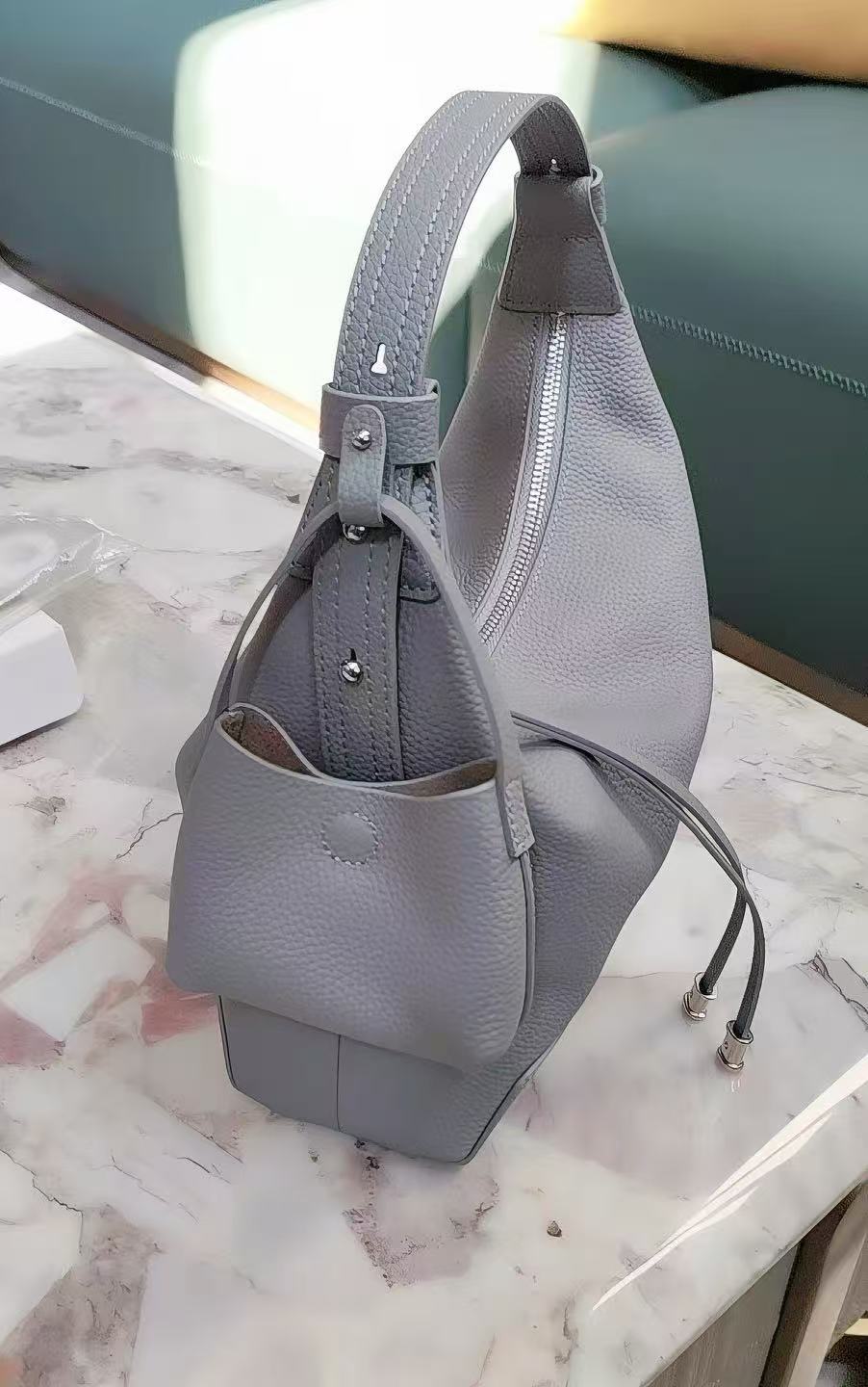Women's Minimalist Full-Grain Leather Zip-Top Hobo Bags photo review