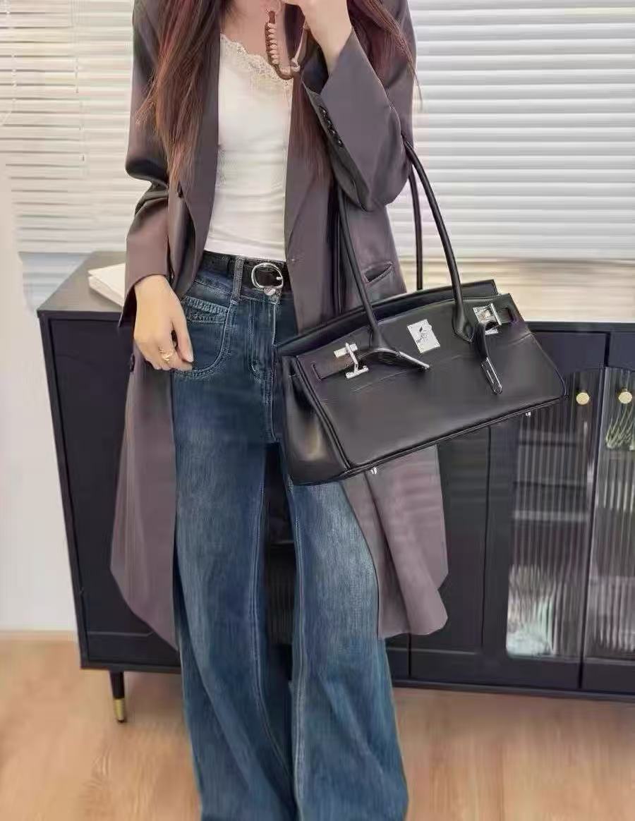 Women's Large Minimalist Full-Grain Leather Baguette Bag In Silver Hardware photo review
