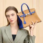 Sac à main en cuir pleine fleur de couleur marron, avec accessoires argentés, pour femmes