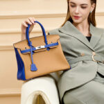 Sac à main en cuir pleine fleur de couleur marron, avec accessoires argentés, pour femmes
