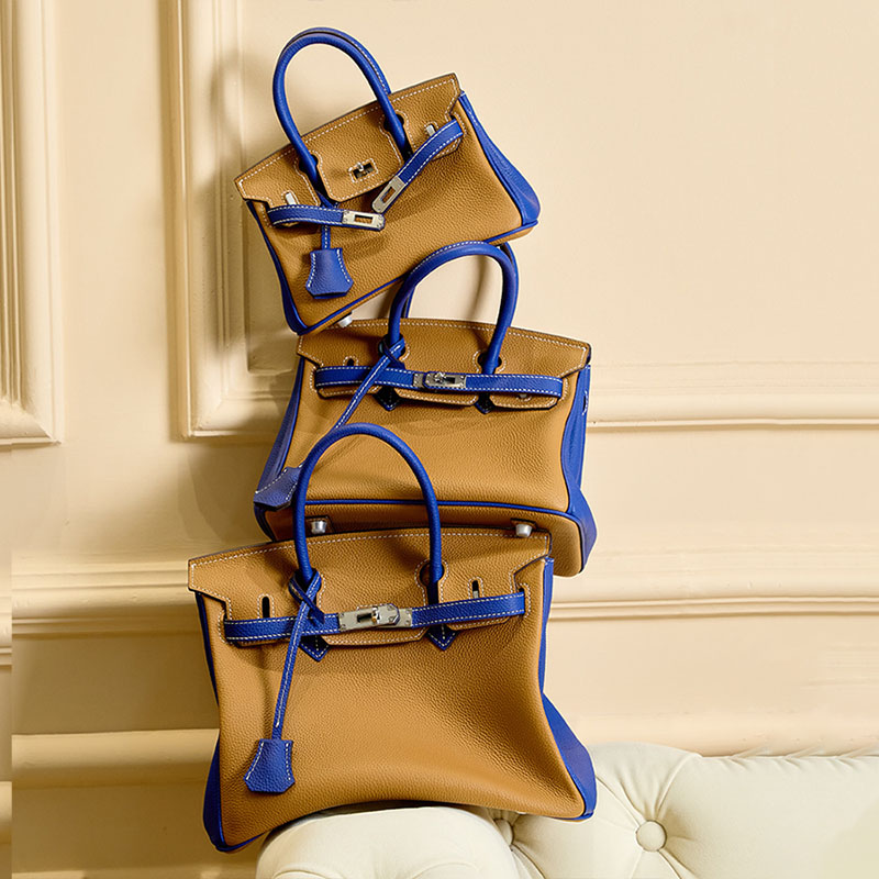 Sac à main en cuir pleine fleur de couleur marron, avec accessoires argentés, pour femmes