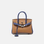 Sac à main en cuir pleine fleur de couleur marron, avec accessoires argentés, pour femmes