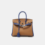 Sac à main en cuir pleine fleur de couleur marron, avec accessoires argentés, pour femmes