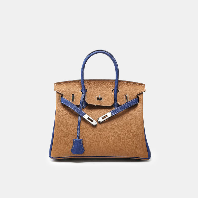 Sac à main en cuir pleine fleur de couleur marron, avec accessoires argentés, pour femmes