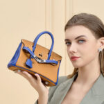 Sac à main en cuir pleine fleur de couleur marron, avec accessoires argentés, pour femmes
