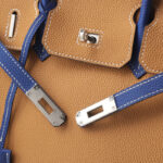 Sac à main en cuir pleine fleur de couleur marron, avec accessoires argentés, pour femmes