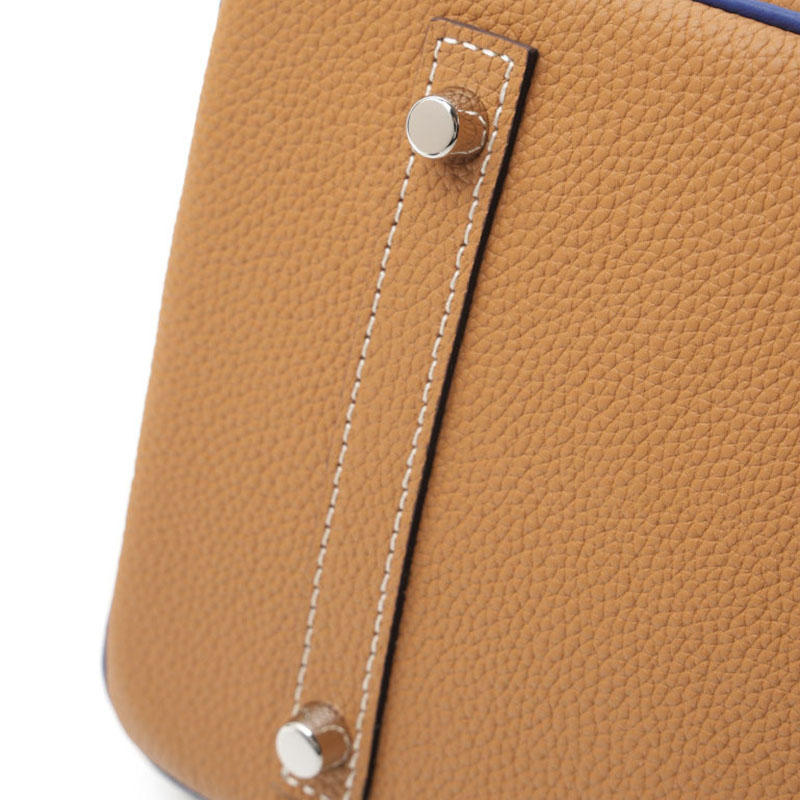Sac à main en cuir pleine fleur de couleur marron, avec accessoires argentés, pour femmes