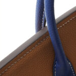 Sac à main en cuir pleine fleur de couleur marron, avec accessoires argentés, pour femmes