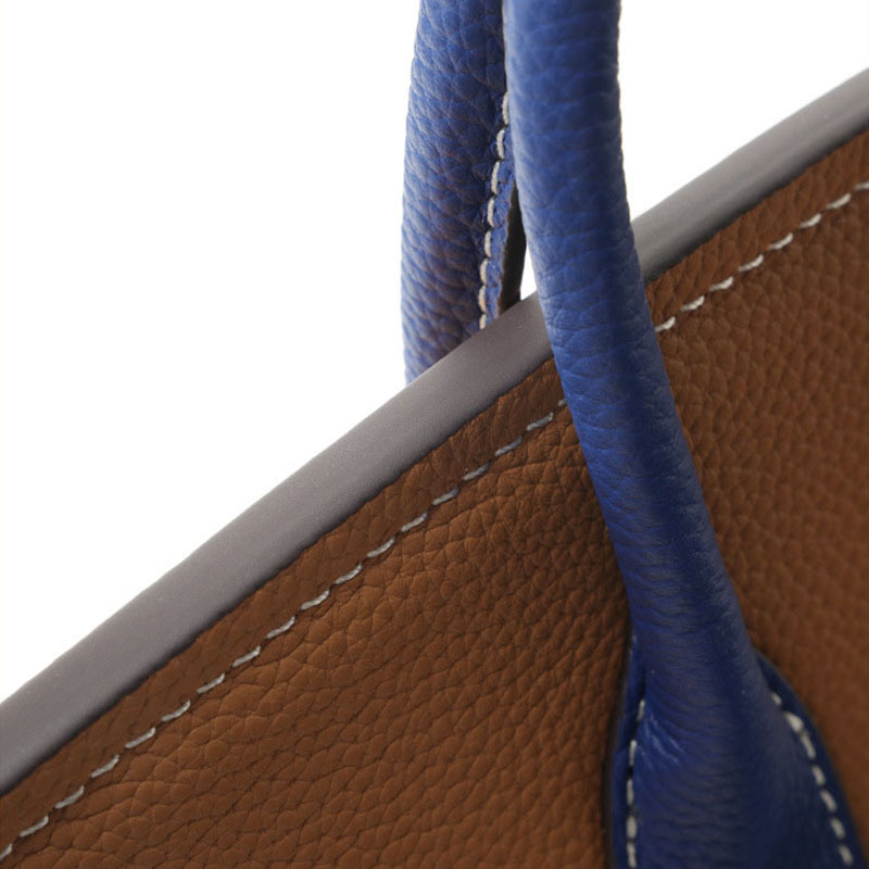 Sac à main en cuir pleine fleur de couleur marron, avec accessoires argentés, pour femmes