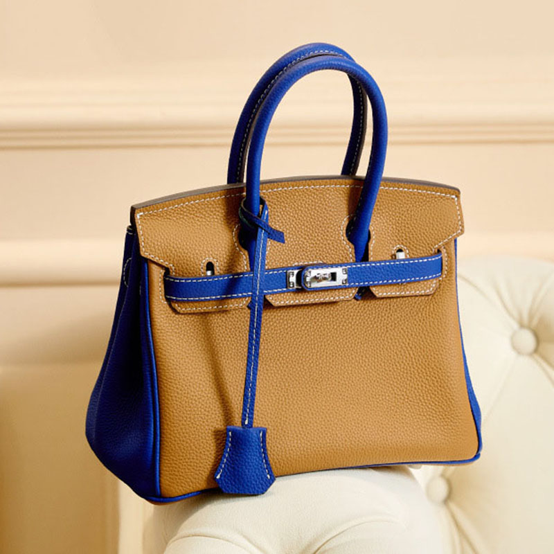 Sac à main en cuir pleine fleur de couleur marron, avec accessoires argentés, pour femmes