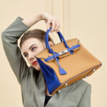 Sac à main en cuir pleine fleur de couleur marron, avec accessoires argentés, pour femmes