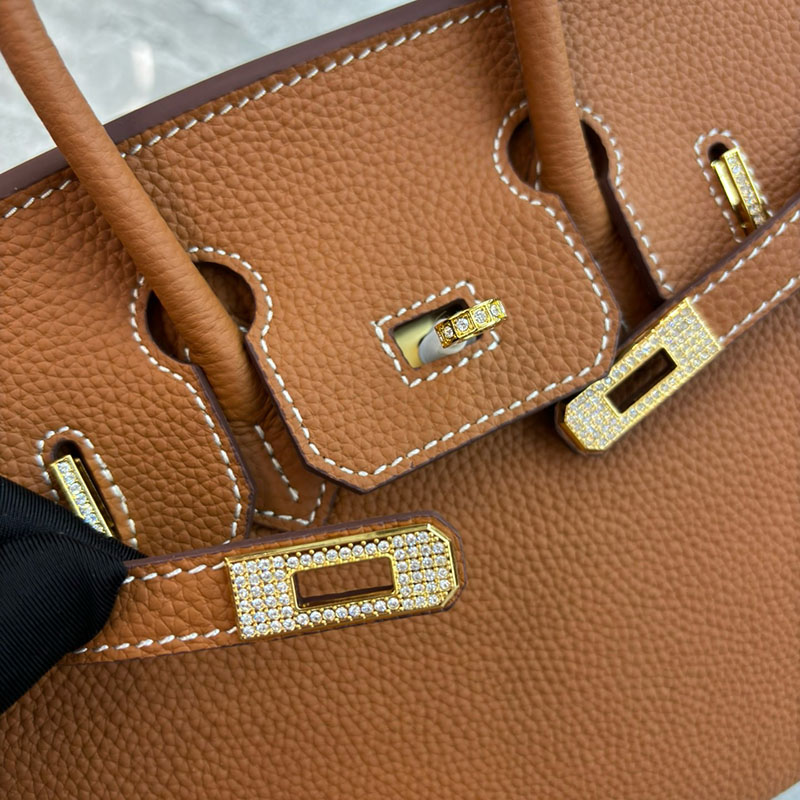 Damen Taschen aus Vollnarbenleder mit Strasssteinen und goldener Hardware