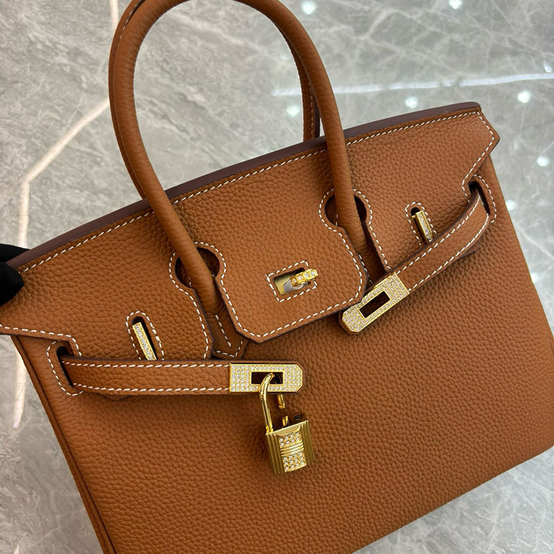 Damen Taschen aus Vollnarbenleder mit Strasssteinen und goldener Hardware