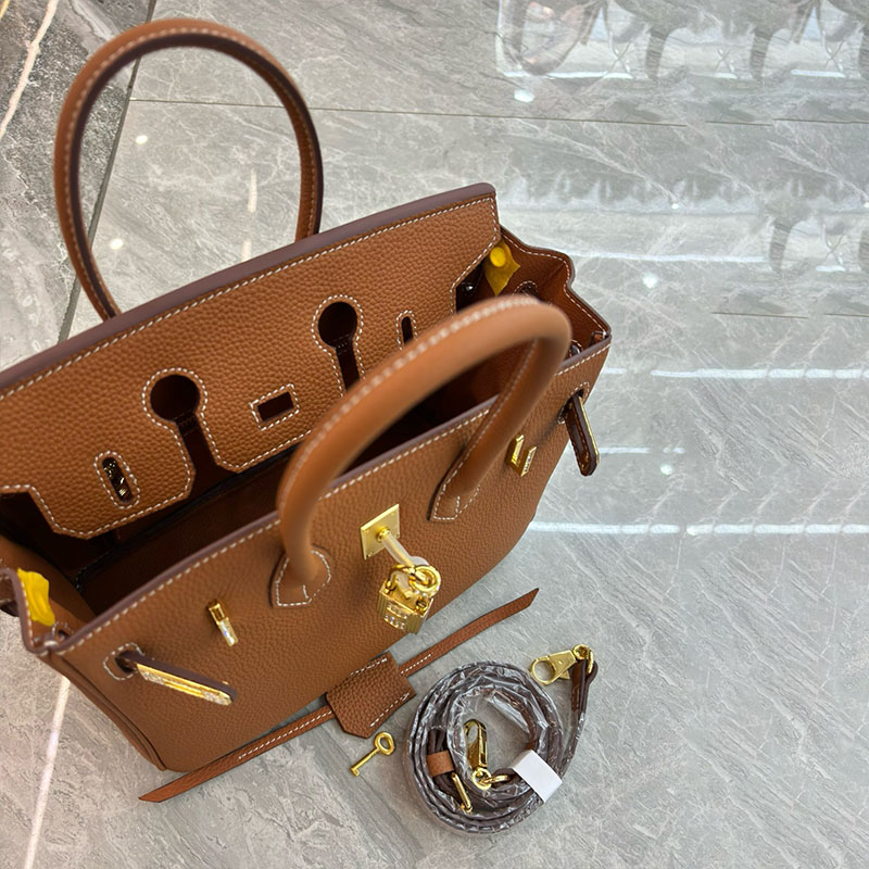Damen Taschen aus Vollnarbenleder mit Strasssteinen und goldener Hardware