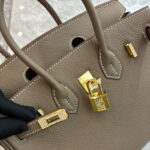 Damen Taschen aus Vollnarbenleder mit Strasssteinen und goldener Hardware