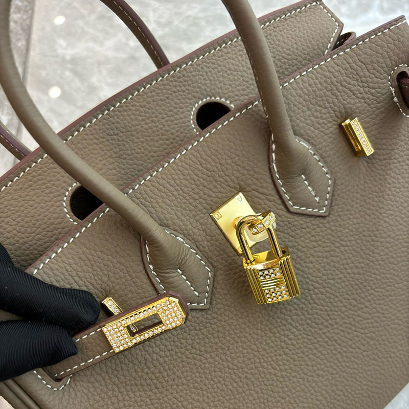 Damen Taschen aus Vollnarbenleder mit Strasssteinen und goldener Hardware