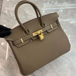 Damen Taschen aus Vollnarbenleder mit Strasssteinen und goldener Hardware