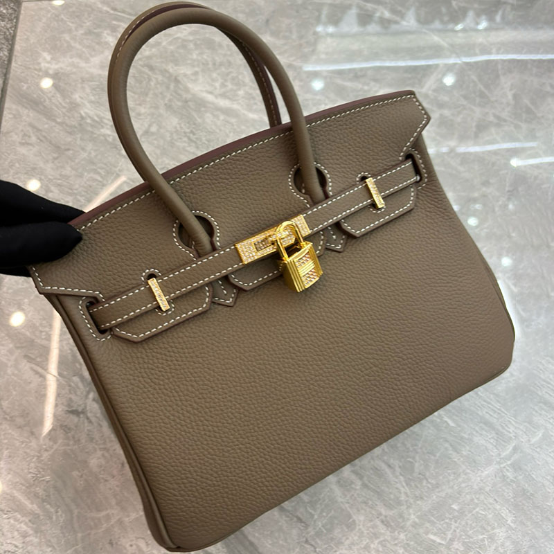Damen Taschen aus Vollnarbenleder mit Strasssteinen und goldener Hardware