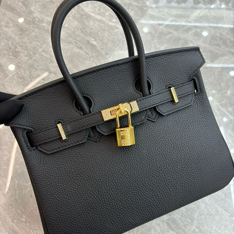 Damen Taschen aus Vollnarbenleder mit Strasssteinen und goldener Hardware