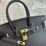 Damen Taschen aus Vollnarbenleder mit Strasssteinen und goldener Hardware
