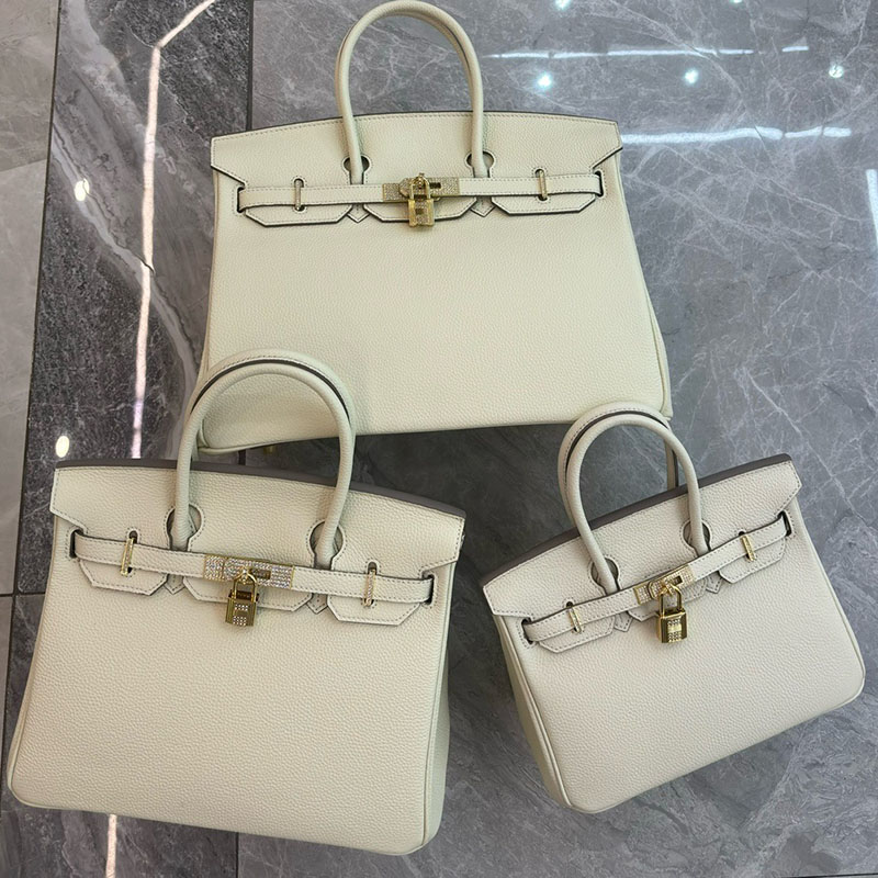 Damen Taschen aus Vollnarbenleder mit Strasssteinen und goldener Hardware