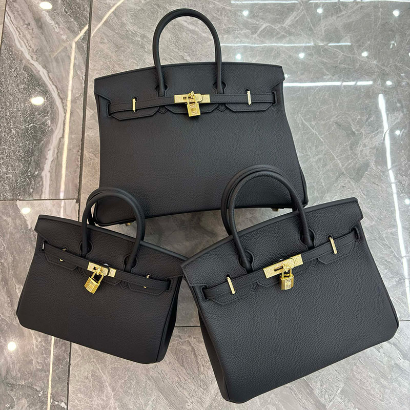 Damen Taschen aus Vollnarbenleder mit Strasssteinen und goldener Hardware