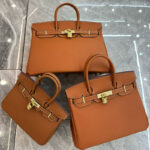 Damen Taschen aus Vollnarbenleder mit Strasssteinen und goldener Hardware