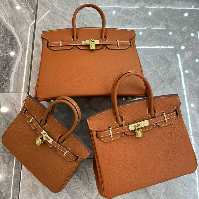 Damen Taschen aus Vollnarbenleder mit Strasssteinen und goldener Hardware