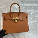 Damen Taschen aus Vollnarbenleder mit Strasssteinen und goldener Hardware