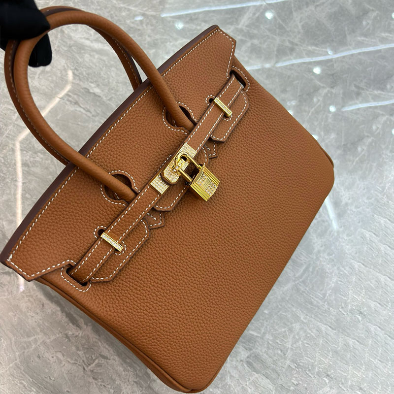 Damen Taschen aus Vollnarbenleder mit Strasssteinen und goldener Hardware