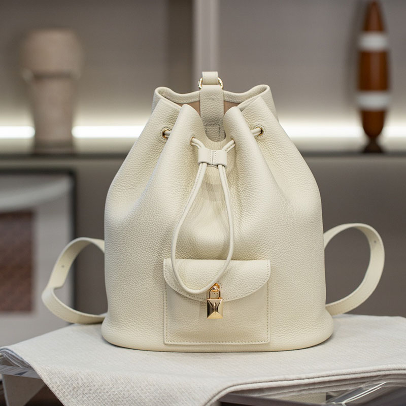 Damen Rucksack aus Vollnarbenleder mit Kordelzug und goldener Hardware