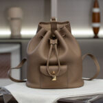 Damen Rucksack aus Vollnarbenleder mit Kordelzug und goldener Hardware