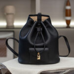 Damen Rucksack aus Vollnarbenleder mit Kordelzug und goldener Hardware